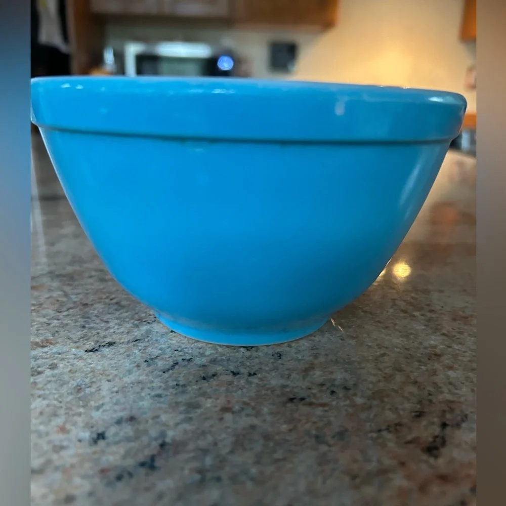 PYREX #401 Primary Blue 1 1/2 pint 24 oz 1940’s. Marked TRADE MARK Made in USA